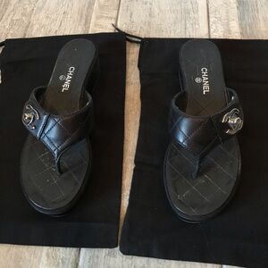 CHANEL BLACK LEATHER THONG SANDALS PILLOW STITCH EU 37.5 US 7